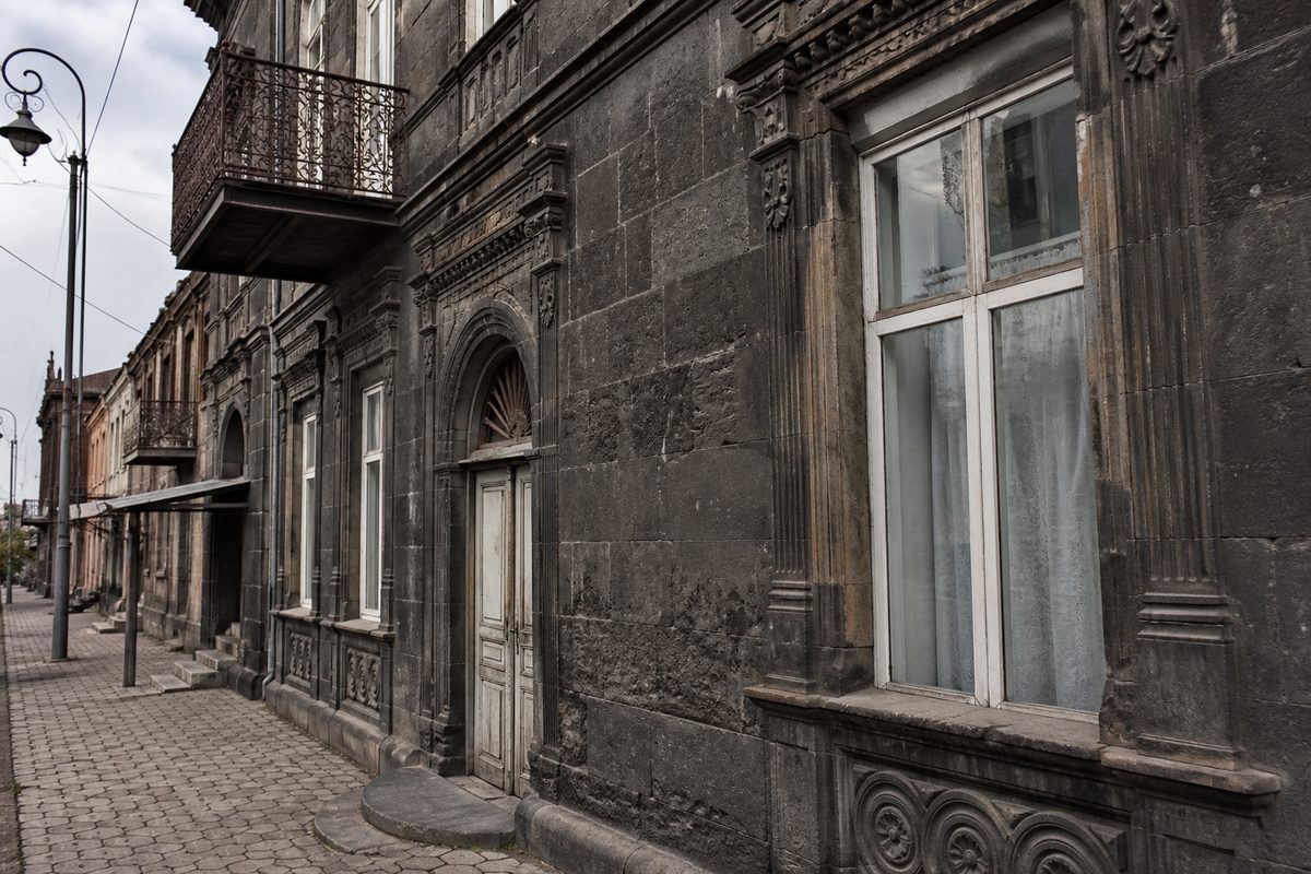Каменный фасад в старом Гюмри